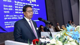 কেন্দ্রিয় তহবিল হতে পোশাক শ্রমিক এবংমেধাবী শিশুদের শিক্ষা সহায়তার চেক হস্তান্তর