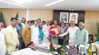 প্রতিমন্ত্রীর পদমর্যাদা পাওয়ায় রাসিক মেয়রকে ফুলেল শুভেচ্ছা জানিয়েছে রাজশাহী মহানগর আওয়ামী লীগ