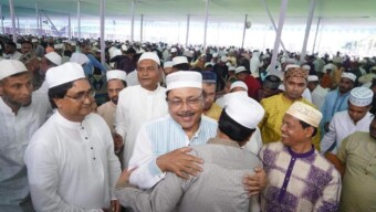আজ সকাল ৮টায় রাজশাহী হযরত শাহ মখদুম (রহ.) কেন্দ্রীয় ঈদগাহে প্রধান জামাতে পবিত্র ঈদ-উল-ফিতরের নামাজ ও মুসল্লীদের সাথে ঈদ শুভেচ্ছা বিনিময়।