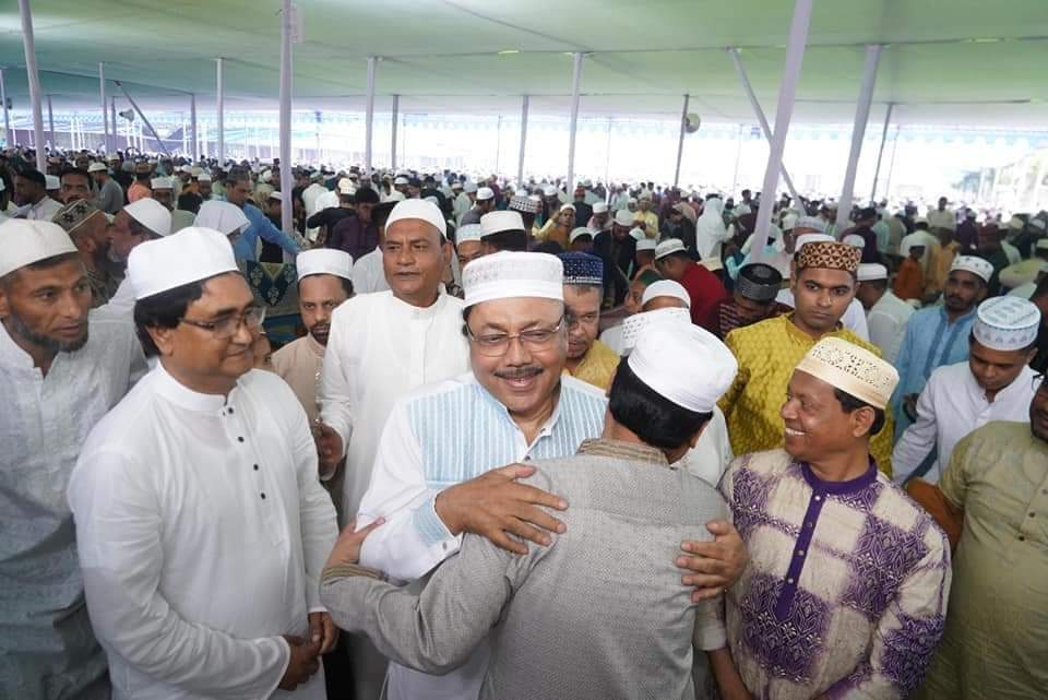 আজ সকাল ৮টায় রাজশাহী হযরত শাহ মখদুম (রহ.) কেন্দ্রীয় ঈদগাহে প্রধান জামাতে পবিত্র ঈদ-উল-ফিতরের নামাজ ও মুসল্লীদের সাথে ঈদ শুভেচ্ছা বিনিময়।