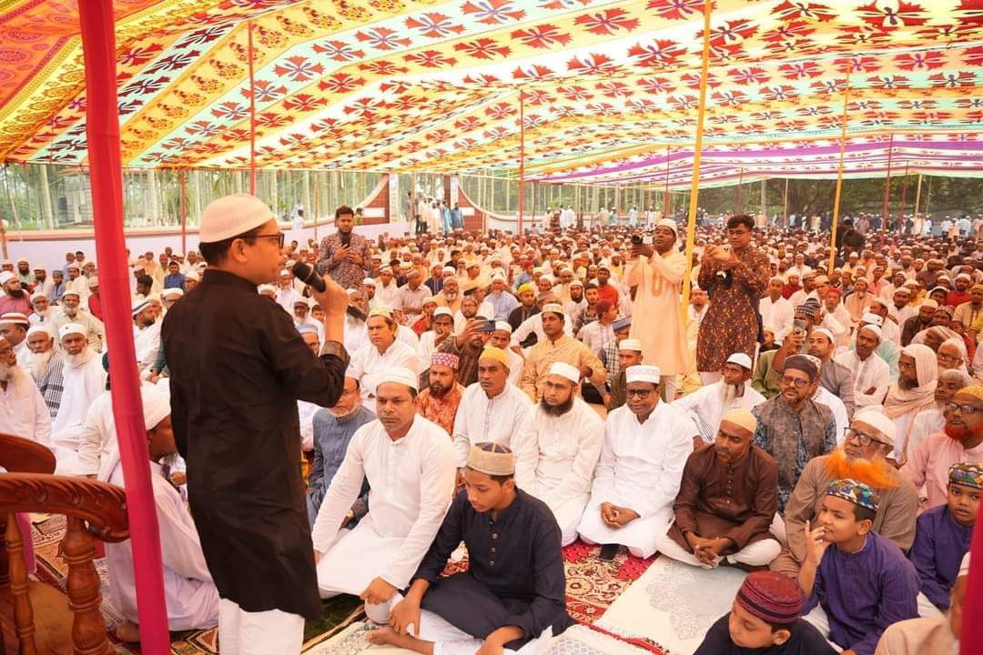 সিংড়া উপজেলার চামারী ইউনিয়নের মহিষমারি ঈদগাহ মাঠে পবিত্র ঈদুল ফিতরের নামাজ আদায় ও মতবিনিময়ে।- পলক