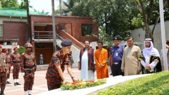 জাতির পিতার সমাধিতে ফায়ার সার্ভিসের মহাপরিচালকের শ্রদ্ধা নিবেদন