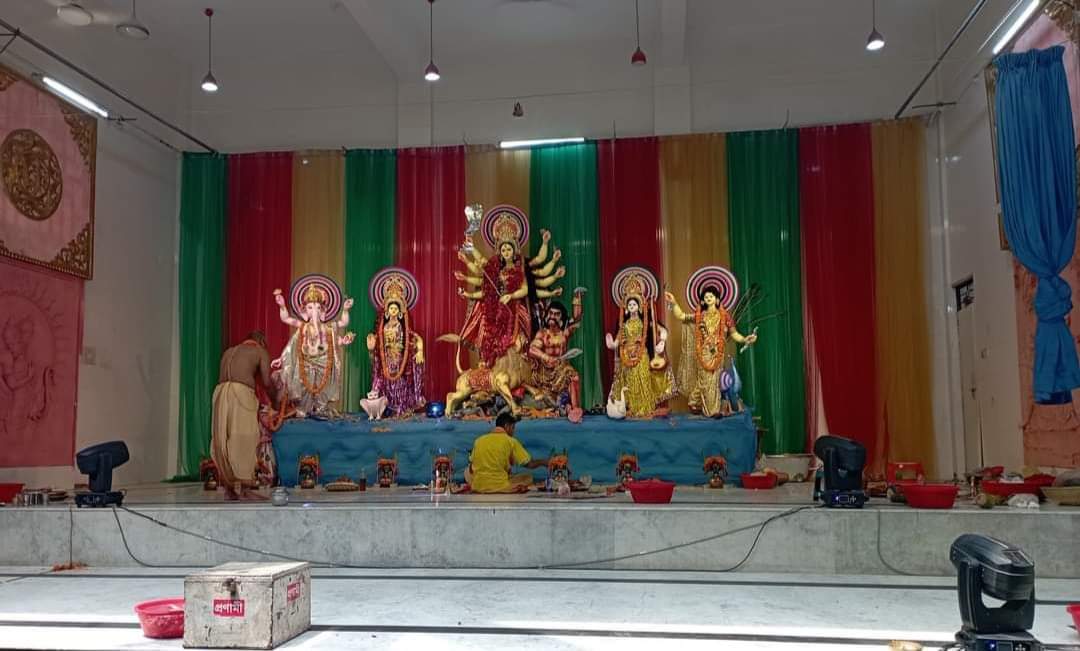 সিদ্ধেশ্বরী কালীমন্দির প্রাঙ্গনে মহাসপ্তমী শ্রী শ্রী বাসন্তী পূজা পালিত হচ্ছে