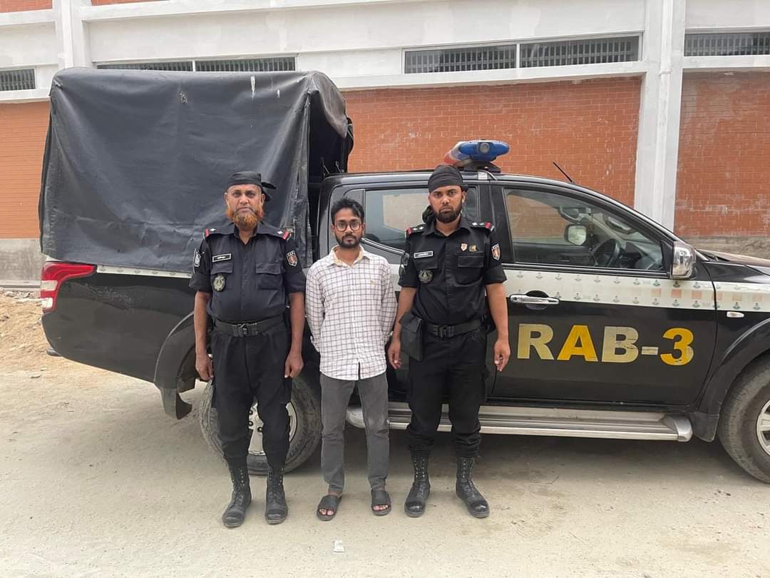 মাগুরা জেলার সদর থানাধীন চাঞ্চল্যকর ধর্ষণ মামলার পলাতক প্রধান আসামি অনুপ কুমার চাকী (৩০)’কে রাজধানীর তেঁজগাও এলাকা থেকে গ্রেফতার করেছে র‍্যাব-৩