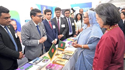 বঙ্গবন্ধুকন্যা প্রধানমন্ত্রী শেখ হাসিনা বৃহস্পতিবার (২৫ এপ্রিল ২০২৪) ব্যাংককের ইউনাইটেড নেশনস কনফারেন্স সেন্টারে বাংলাদেশ বুথ পরিদর্শন করেন। এসময় এসকাপ (ESCAP)-এর নির্বাহী সচিব মিস আরমিদা সালসিয়াহ আলিসজাহবানা সঙ্গে ছিলেন।