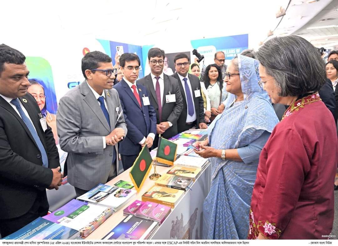 বঙ্গবন্ধুকন্যা প্রধানমন্ত্রী শেখ হাসিনা বৃহস্পতিবার (২৫ এপ্রিল ২০২৪) ব্যাংককের ইউনাইটেড নেশনস কনফারেন্স সেন্টারে বাংলাদেশ বুথ পরিদর্শন করেন। এসময় এসকাপ (ESCAP)-এর নির্বাহী সচিব মিস আরমিদা সালসিয়াহ আলিসজাহবানা সঙ্গে ছিলেন।