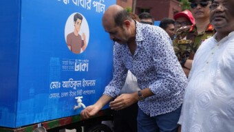 চলমান দাবদাহে স্প্রে ক্যাননের মাধ্যমে পানি ছিটাচ্ছে ডিএনসিসি