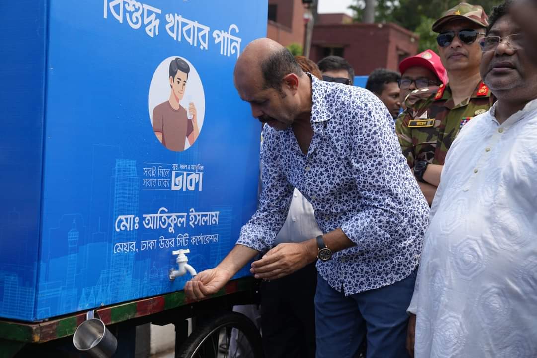 চলমান দাবদাহে স্প্রে ক্যাননের মাধ্যমে পানি ছিটাচ্ছে ডিএনসিসি