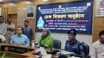 ১২৮ জন জটিল রোগীকে অনুদানের চেক হস্তান্তর করলেন সমাজকল্যাণ মন্ত্রী
