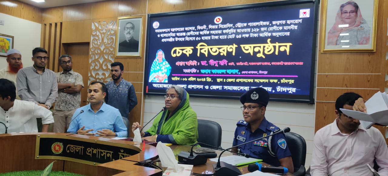 ১২৮ জন জটিল রোগীকে অনুদানের চেক হস্তান্তর করলেন সমাজকল্যাণ মন্ত্রী