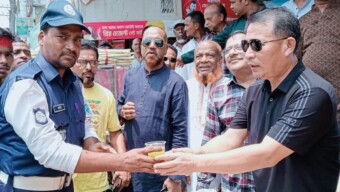 শ্রমিক দিবস উপলক্ষে খাগড়াছড়ি সাংবাদিক ইউনিয়নের পক্ষ থেকে তৃষ্ণার্ত মানুষদের আখের রস বিতরণ