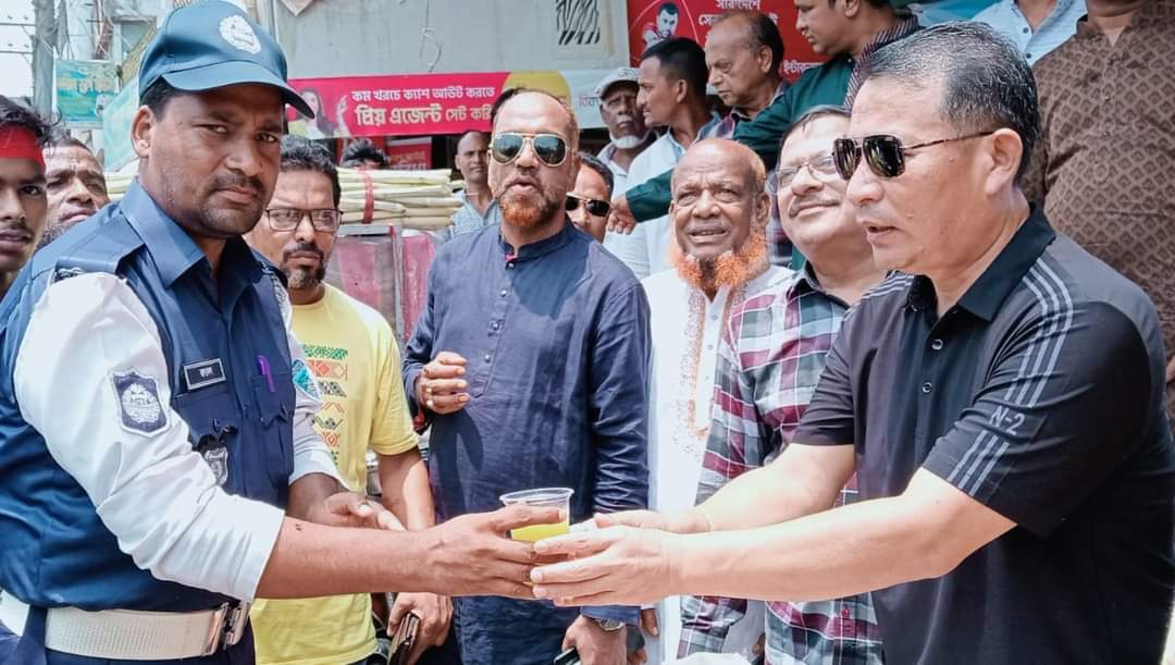 শ্রমিক দিবস উপলক্ষে খাগড়াছড়ি সাংবাদিক ইউনিয়নের পক্ষ থেকে তৃষ্ণার্ত মানুষদের আখের রস বিতরণ