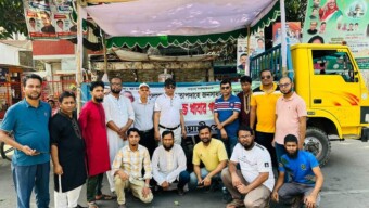রাজধানীতে স্বেচ্ছাসেবক লীগের উদ্যোগে তৃষ্ণার্ত পথচারী ও পরিশ্রান্ত জনসাধারণের মাঝে সুপেয় পানি, খাবার স্যালাইন ও শরবত বিতরণ