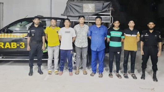 রাজধানীর পল্টন থেকে র‍্যাব-৩ এবং র‍্যাব-১৫ এর যৌথ অভিযানে ৬ জন আসামীকে গ্রেফতার করেছে।
