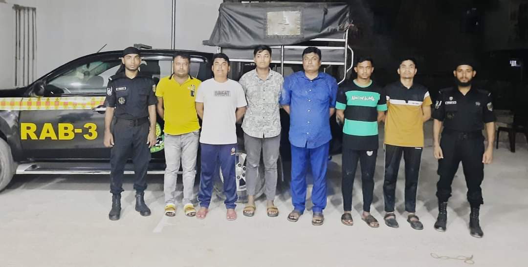 রাজধানীর পল্টন থেকে র‍্যাব-৩ এবং র‍্যাব-১৫ এর যৌথ অভিযানে ৬ জন আসামীকে গ্রেফতার করেছে।