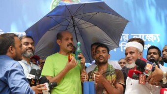 ছুটির দিনে উত্তরায় ছাতা বিতরণ করলেন ডিএনসিসি মেয়র মোঃ আতিকুল ইসলাম