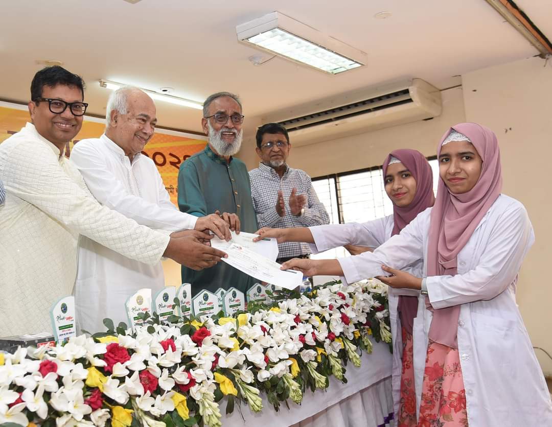 চট্টগ্রাম সমিতি-ঢাকা’র উদ্যোগে শিক্ষাবৃত্তি ও কৃতী শিক্ষার্থীদের সংবর্ধনা প্রদান অনুষ্ঠিত
