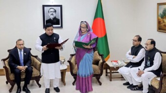 লালমনিরহাট জেলা পরিষদের চেয়ারম্যানকে শপথ বাক্য পাঠ করালেন প্রধানমন্ত্রী
