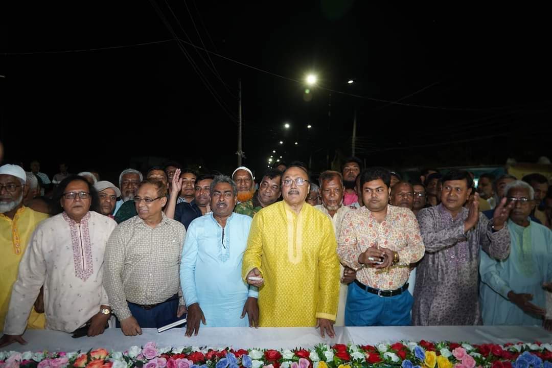 রাজশাহী মহানগরীর মিজানের মোড় হতে জাহাজ ঘাট পর্যন্ত প্রশস্তকৃত সড়কে আধুনিক দৃষ্টিনন্দন সড়কবাতির উদ্বোধন করা হয়েছে।