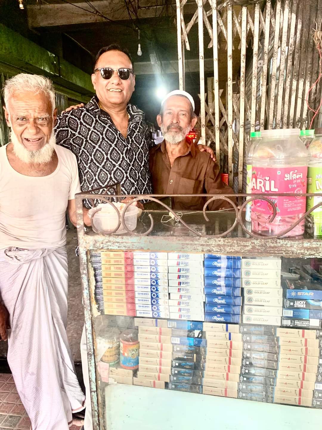 আজ সেইদিনের মহান হৃদয়ের অধিনায়ক মুছা এবং রজ্জাক, তার পান-সিগারেট টং দোকানের সামনে
