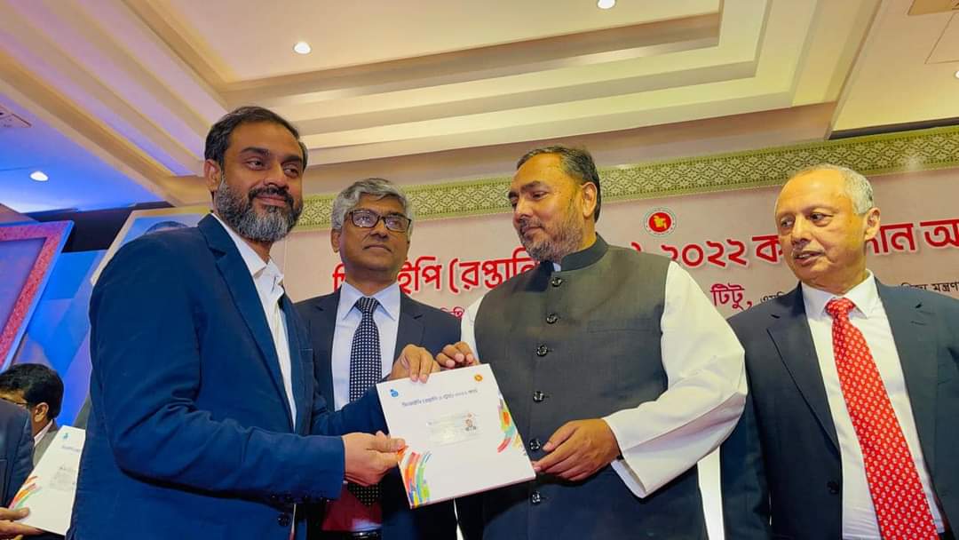 দেশের অর্থনীতিতে গুরুত্বপূর্ণ অবদান রাখার জন্য বাণিজ্য মন্ত্রীর হাত থেকে সিআইপি কার্ড গ্রহন করেছেন খসরু চৌধুরী এমপি।