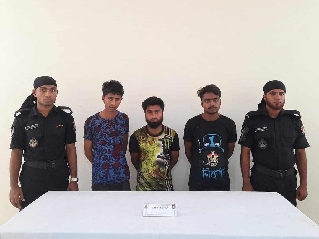 গাজীপুর জেলার কালিয়াকৈর এলাকা হতে কুখ্যাত মাদক ব্যবসায়ী চক্রের মূলহোতা রায়হান কবির (২৪) এবং তার ০২ জন সহযোগীকে ৩৩০ বোতল ফেন্সিডিলসহ গ্রেফতার করেছে র‌্যাব-৩; মাদক পরিবহনে ব্যবহৃত পিকআপ ভ্যান জব্দ