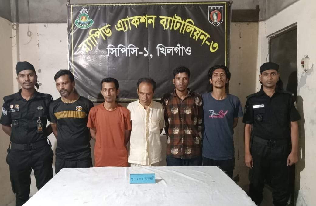 রাজধানীর ওয়ারী এলাকা হতে কুখ্যাত মাদক ব্যবসায়ী চক্রের মূলহোতা মাদক সম্রাজ্ঞী লাবনী আক্তার (৩৬) এবং তার প্রধান সহযোগী মোঃ আক্তার হোসেন (৩৪) সহ ০৭ জন’কে ৫৭৬৩ পিস ইয়াবাসহ গ্রেফতার করেছে র‍্যাব-৩