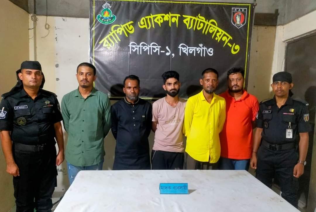 কুখ্যাত মাদক ব্যবসায়ী চক্রের মূলহোতা মোঃ লিপু (৫০) এবং তার ০৪ জন সহযোগী’কে ১২৩ বোতল ফেন্সিডিলসহ রাজধানীর শ্যামপুর এলাকা হতে গ্রেফতার করেছে র‍্যাব-৩