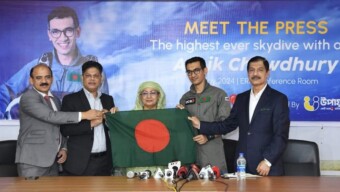 লাল-সবুজ পতাকা হাতে ৪১ হাজার ফুট উঁচু থেকে লাফ দিয়ে রেকর্ড গড়ার প্রস্তুতি আশিক চৌধুরীর