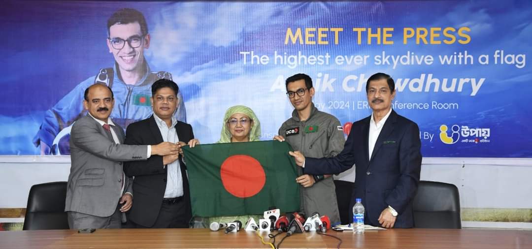 লাল-সবুজ পতাকা হাতে ৪১ হাজার ফুট উঁচু থেকে লাফ দিয়ে রেকর্ড গড়ার প্রস্তুতি আশিক চৌধুরীর