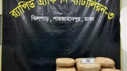 নারায়ণগঞ্জ জেলার সোনারগাঁও থানাধীন এলাকা হতে কুখ্যাত মাদক ব্যবসায়ী চক্রের মূলহোতা ফারুক (৩৫) এবং তার ০৪ জন সহযোগীকে ৪০ কেজি গাঁজাসহ গ্রেফতার করেছে র‍্যাব-৩; মাদক পরিবহনে ব্যবহৃত মাইক্রোবাস জব্দ।