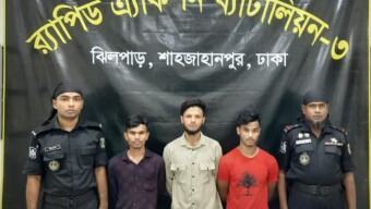 রাজধানীর বাড্ডা থানাধীন পূর্ব বাড্ডার টেকপাড়া এলাকার একটি বাড়িতে হাতবোমা তৈরির সময় হাতেনাতে ০৩ জনকে গ্রেফতার করেছে র‍্যাব-৩; ৬৫ টি হাতবোমা এবং হাতবোমা তৈরির বিপুল পরিমাণ সরঞ্জাম জব্দ।