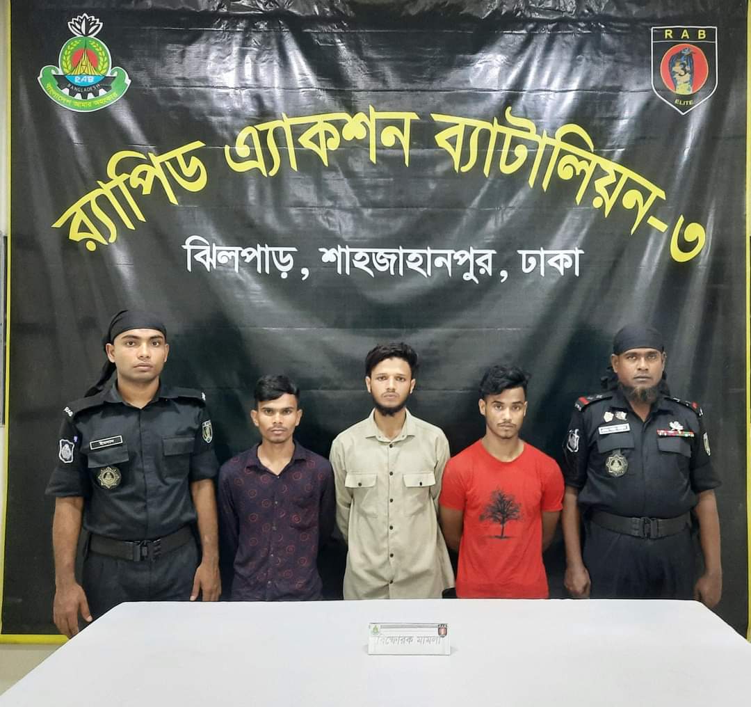 রাজধানীর বাড্ডা থানাধীন পূর্ব বাড্ডার টেকপাড়া এলাকার একটি বাড়িতে হাতবোমা তৈরির সময় হাতেনাতে ০৩ জনকে গ্রেফতার করেছে র‍্যাব-৩; ৬৫ টি হাতবোমা এবং হাতবোমা তৈরির বিপুল পরিমাণ সরঞ্জাম জব্দ।