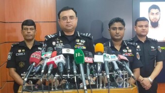 আনসার আল ইসলাম এর রিক্রুটিং শাখার প্রধান মোহাম্মদ ইসমাইল হোসেন ও দুইজন আঞ্চলিক প্রশিক্ষককে রাজধানীর গুলিস্তান ও সাইনবোর্ড এলাকা হতে উগ্রবাদী পুস্তিকা সহ গ্রেফতার করেছে র‍্যাব-৩