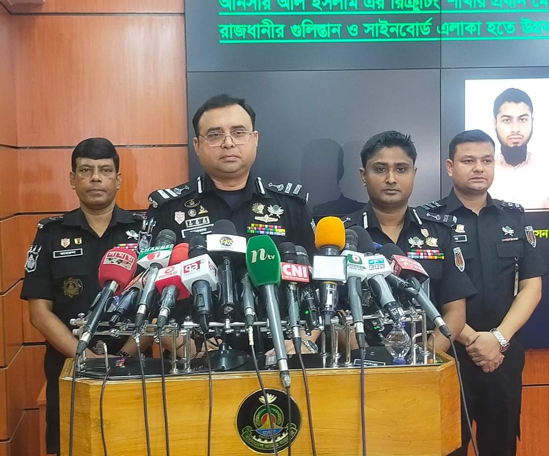 আনসার আল ইসলাম এর রিক্রুটিং শাখার প্রধান মোহাম্মদ ইসমাইল হোসেন ও দুইজন আঞ্চলিক প্রশিক্ষককে রাজধানীর গুলিস্তান ও সাইনবোর্ড এলাকা হতে উগ্রবাদী পুস্তিকা সহ গ্রেফতার করেছে র‍্যাব-৩
