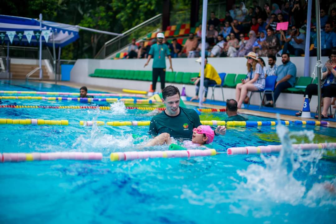 শিক্ষার্থীদের সাঁতারের পারদর্শিতা প্রদর্শনে ইন্টারন্যাশনাল স্কুল ঢাকা (আইএসডি)’র বার্ষিক অনুষ্ঠান ‘সুইমিং গালা’ অনুষ্ঠিত হয়েছে।নিজেদের মধ্যে একাত্মবোধ জাগ্রত করা ও সাঁতারের আনন্দ সকলের মাঝে ছড়িয়ে দিতে শিক্ষার্থী, অভিভাবক, শিক্ষক ও স্কুলের কর্মীদের অংশগ্রহণে ২২ মে এই আয়োজন সম্পন্ন হয়। শিক্ষার্থীরা স্ট্রোকস, ফ্রিস্টাইল, মিক্সড রিলে-সহ সাঁতারের ভিন্ন ভিন্ন কৌশলে তাদের পারদর্শিতা প্রদর্শন করেন। এছাড়া শিক্ষক ও অভিভাবকরা র‍্যাফট রেস ও রিলে সুইমে অংশগ্রহণ করেন।