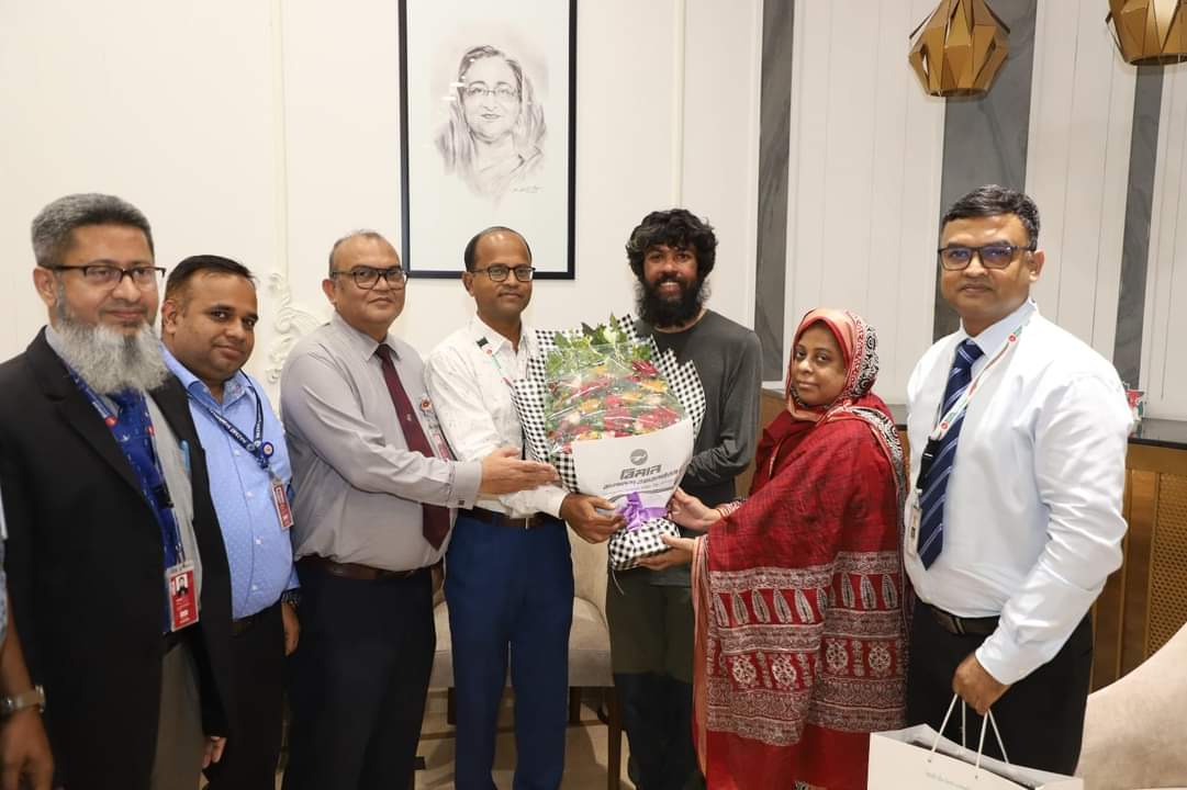 এভারেস্ট ও লোৎসে বিজয়ী মো: বাবর আলী কে বিমান বাংলাদেশ এয়ারলাইন্স এর পক্ষ থেকে সংবর্ধনা প্রদান
