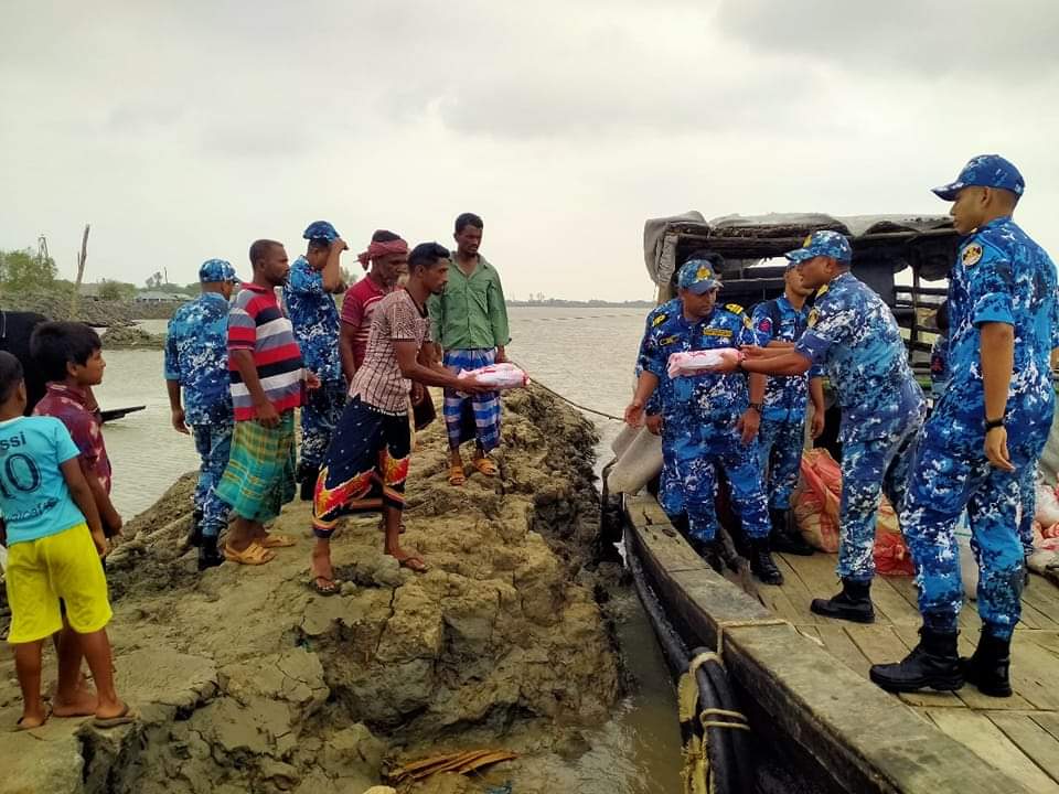 বাংলাদেশ কোস্ট গার্ড ক্ষতিগ্রস্ত অসহায় মানুষের পাশে