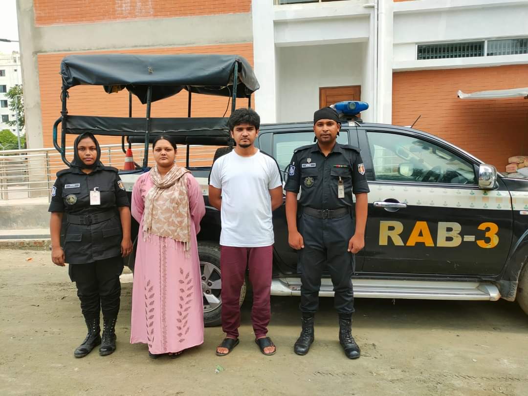দুবাইয়ের বিভিন্ন রেস্টুরেন্টে ও বাসা-বাড়িতে কাজ পাইয়ে দেওয়ার প্রলোভন দেখিয়ে অসামাজিক কাজে লিপ্ত করার উদ্দেশ্যে দুবাইয়ে নারী-পাচারকারী চক্রের মূলহোতা ইতি বেগম (৩৬) এবং তার প্রধান সহযোগী আকাশ (৩০)‘কে নারায়ণগঞ্জের বন্দর এলাকা হতে গ্রেফতার করেছে র‌্যাব-৩