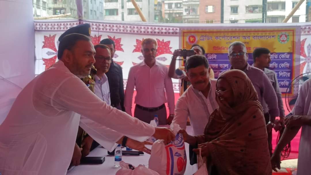 টিসিবির পণ্য বিক্রি কার্যক্রম উদ্বোধন করলেন বাণিজ্য প্রতিমন্ত্রী