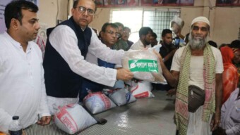 ঘূর্ণিঝড় “রেমাল” এর প্রভাবে ক্ষতিগ্রস্ত এলাকায় মানুষের পাশে থেকে অদ্য ০৯-০৬-২০২৪ ইং রোজ রবিবার বাংলাদেশ কৃষক লীগের ত্রাণ বিতরণ কর্মসূচি: