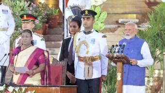 টানা তৃতীয় মেয়াদে ভারতের প্রধানমন্ত্রী হিসেবে শপথ নিলেন নরেন্দ্র দামোদর দাস মোদী। রোববার (৯ জুন ২০২৪) সন্ধ্যায় দিল্লির রাষ্ট্রপতি ভবনে ভারতের নতুন প্রধানমন্ত্রীকে শপথ পড়ান রাষ্ট্রপতি দ্রেীপদী মুর্মু।