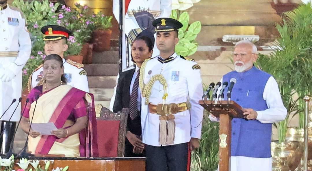 টানা তৃতীয় মেয়াদে ভারতের প্রধানমন্ত্রী হিসেবে শপথ নিলেন নরেন্দ্র দামোদর দাস মোদী। রোববার (৯ জুন ২০২৪) সন্ধ্যায় দিল্লির রাষ্ট্রপতি ভবনে ভারতের নতুন প্রধানমন্ত্রীকে শপথ পড়ান রাষ্ট্রপতি দ্রেীপদী মুর্মু।