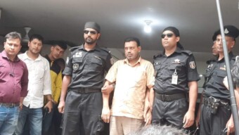 র‌্যাব-৩ এর অভিযানে রাজধানী নয়াপল্টন এলাকা হতে বিপুল পরিমান বিটিআরসির অনুমোদনবিহীন অবৈধ ভিওআইপি সরঞ্জামাদি উদ্ধারসহ ভিওআইপি ব্যবসায়ী মোঃ সাইফুল ইসলাম (৪০)’কে আটক।