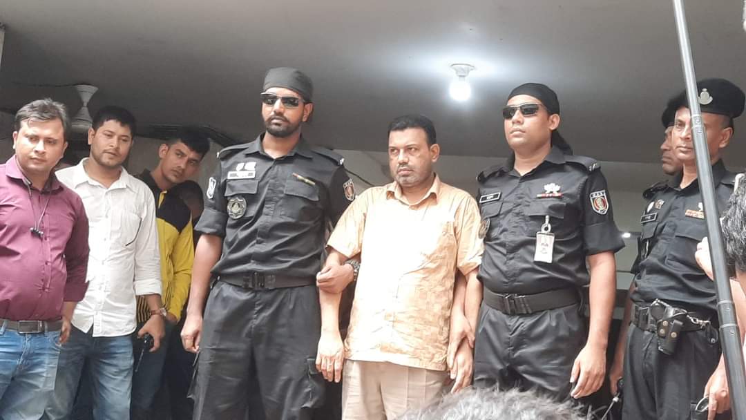 র‌্যাব-৩ এর অভিযানে রাজধানী নয়াপল্টন এলাকা হতে বিপুল পরিমান বিটিআরসির অনুমোদনবিহীন অবৈধ ভিওআইপি সরঞ্জামাদি উদ্ধারসহ ভিওআইপি ব্যবসায়ী মোঃ সাইফুল ইসলাম (৪০)’কে আটক।