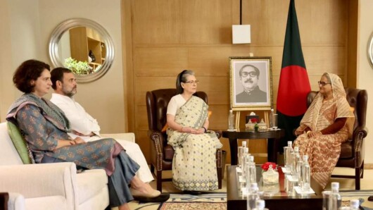 সোমবার বিকেলে দিল্লি সফররত প্রধানমন্ত্রী শেখ হাসিনার সঙ্গে আইটিসি মৌর্য হোটেলে সাক্ষাৎ করেছেন ভারতের পার্লামেন্টের রাজ্যসভা সদস্য ও কংগ্রেস পার্লামেন্টারি পার্টির চেয়ারপার্সন সোনিয়া গান্ধী, তার পুত্র ও লোকসভার বিরোধীদলীয় নেতা রাহুল গান্ধী ও ইন্ডিয়ান ন্যাশনাল কংগ্রেস পার্টির জেনারেল সেক্রেটারি প্রিয়াঙ্কা গান্ধী।