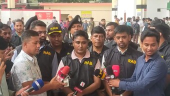 রেলওয়ে টিকেট কালোবাজারিদের বিরুদ্ধে চলমান অভিযানে এ পর্যন্ত রাজধানীর মৌচাক ও কমলাপুর থেকে ১০ জন কালোবাজারি গ্রেফতার ও বিপুলসংখ্যক রেলওয়ে টিকেট জব্দ ও আলামত উদ্ধার করেছে র‍্যাব-৩