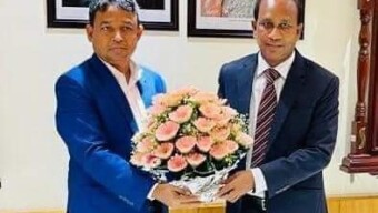 বর্তমান পুলিশের স্পেশাল ব্রাঞ্চ (এসবি) প্রধানকে ফুল দিয়ে শুভেচ্ছা জানান ডিবি প্রধান হারুনর রশীদ