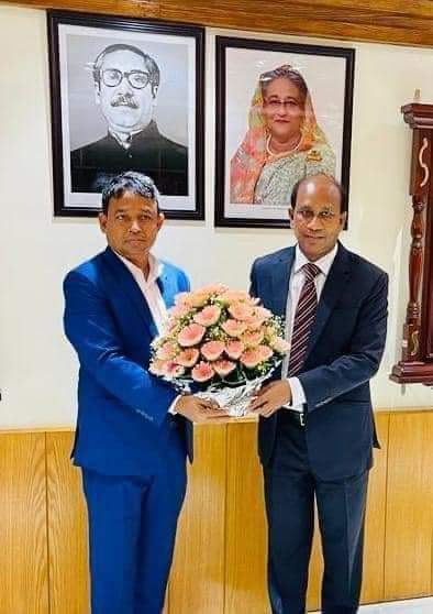 বর্তমান পুলিশের স্পেশাল ব্রাঞ্চ (এসবি) প্রধানকে ফুল দিয়ে শুভেচ্ছা জানান ডিবি প্রধান হারুনর রশীদ
