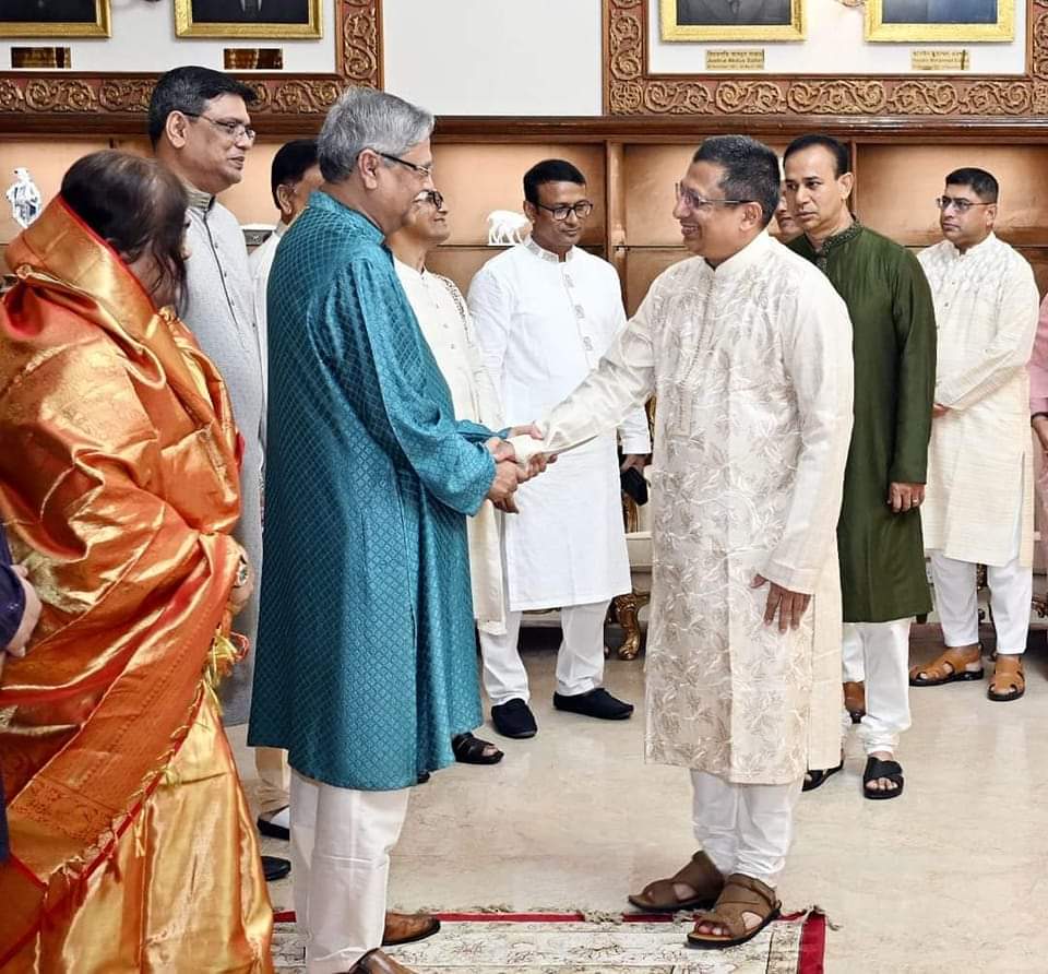 মহামান্য রাষ্ট্রপতির সাথে আইজিপি মহোদয়ের ঈদের শুভেচ্ছা বিনিময়
